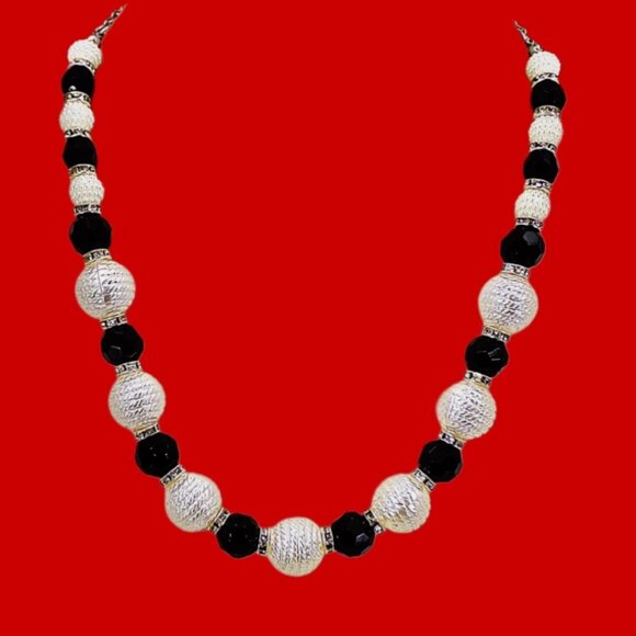 Black and white bead necklace with white textured pearl beads, black glass beads - Picture 7 of 9